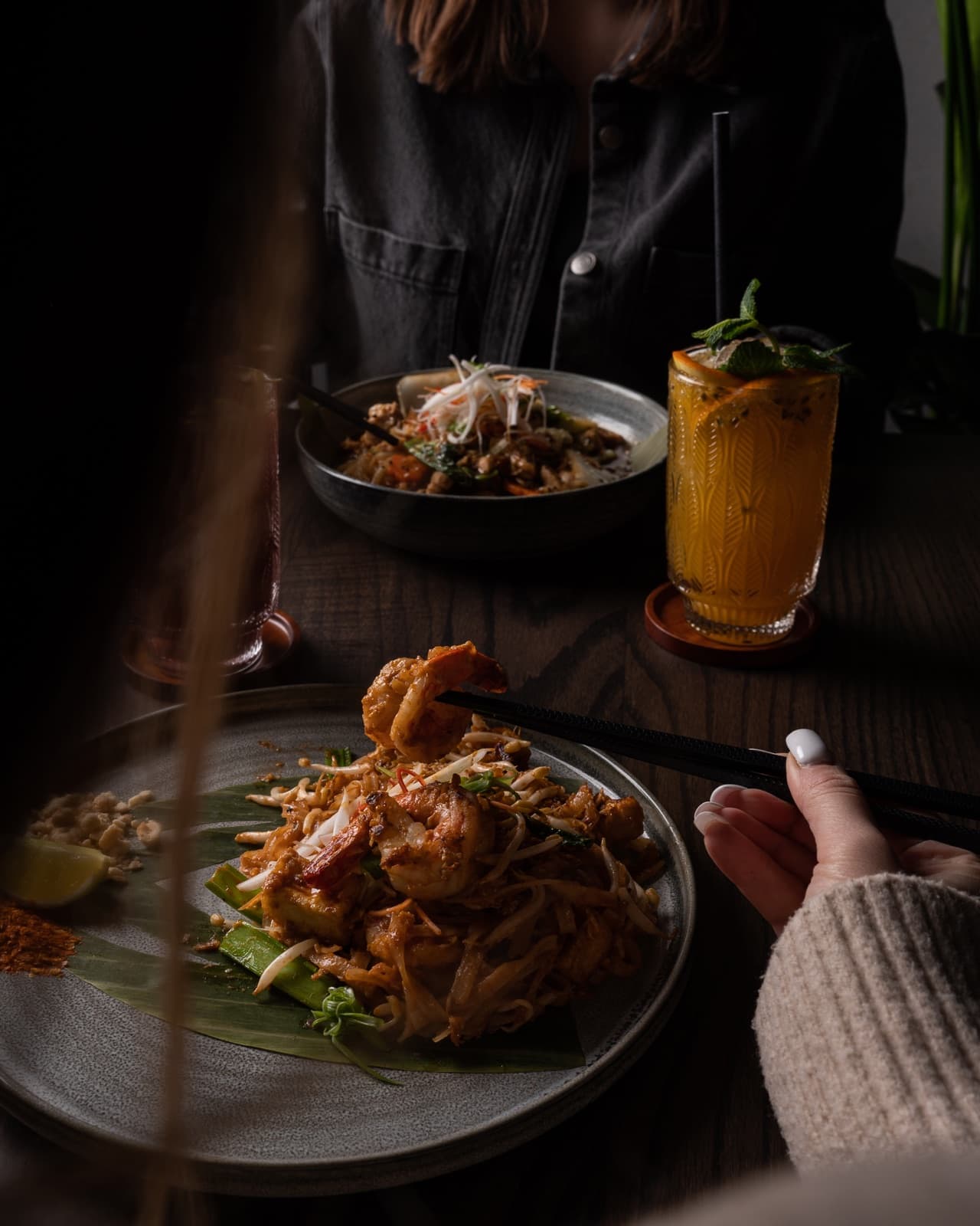 Pad Thai na ciemnym talerzu w VIWOK 58