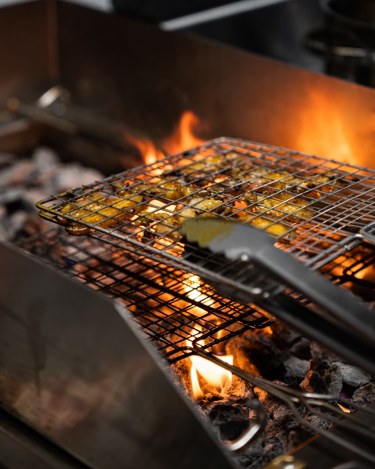 Żar węgla drzewnego na grillu w kuchni VIWOK 58